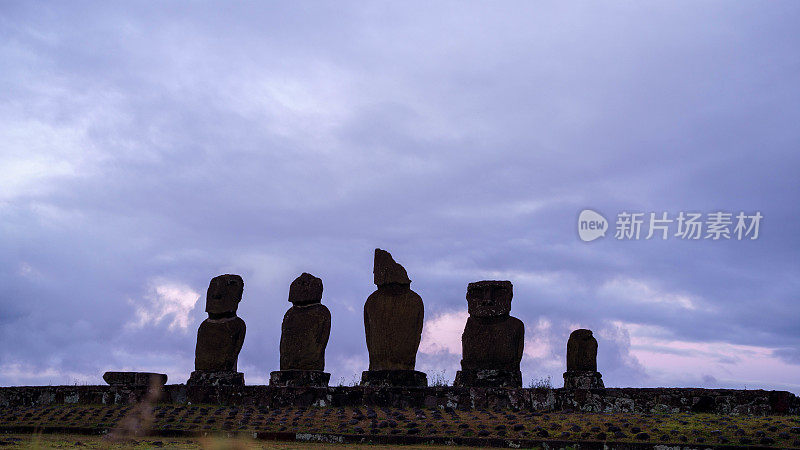 智利复活节岛(Rapa Nui/ Isla de Pascua)阿胡塔海雕像前的日落